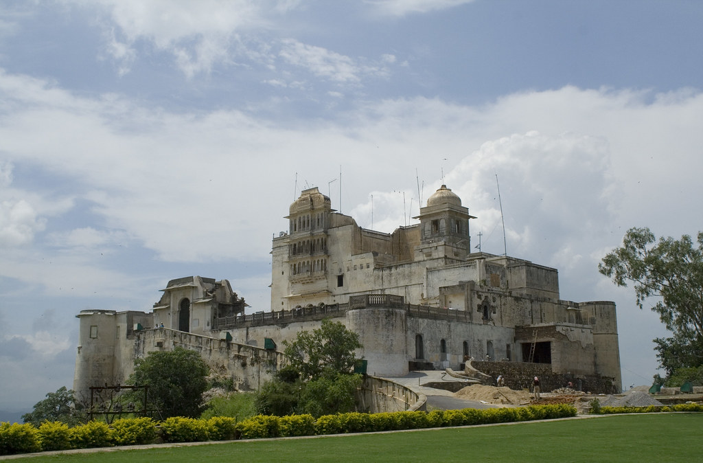 https://mdw-travel-data-us-east-1.s3.amazonaws.com/img/country/India/Monsoon-Palace/img_03.jpg