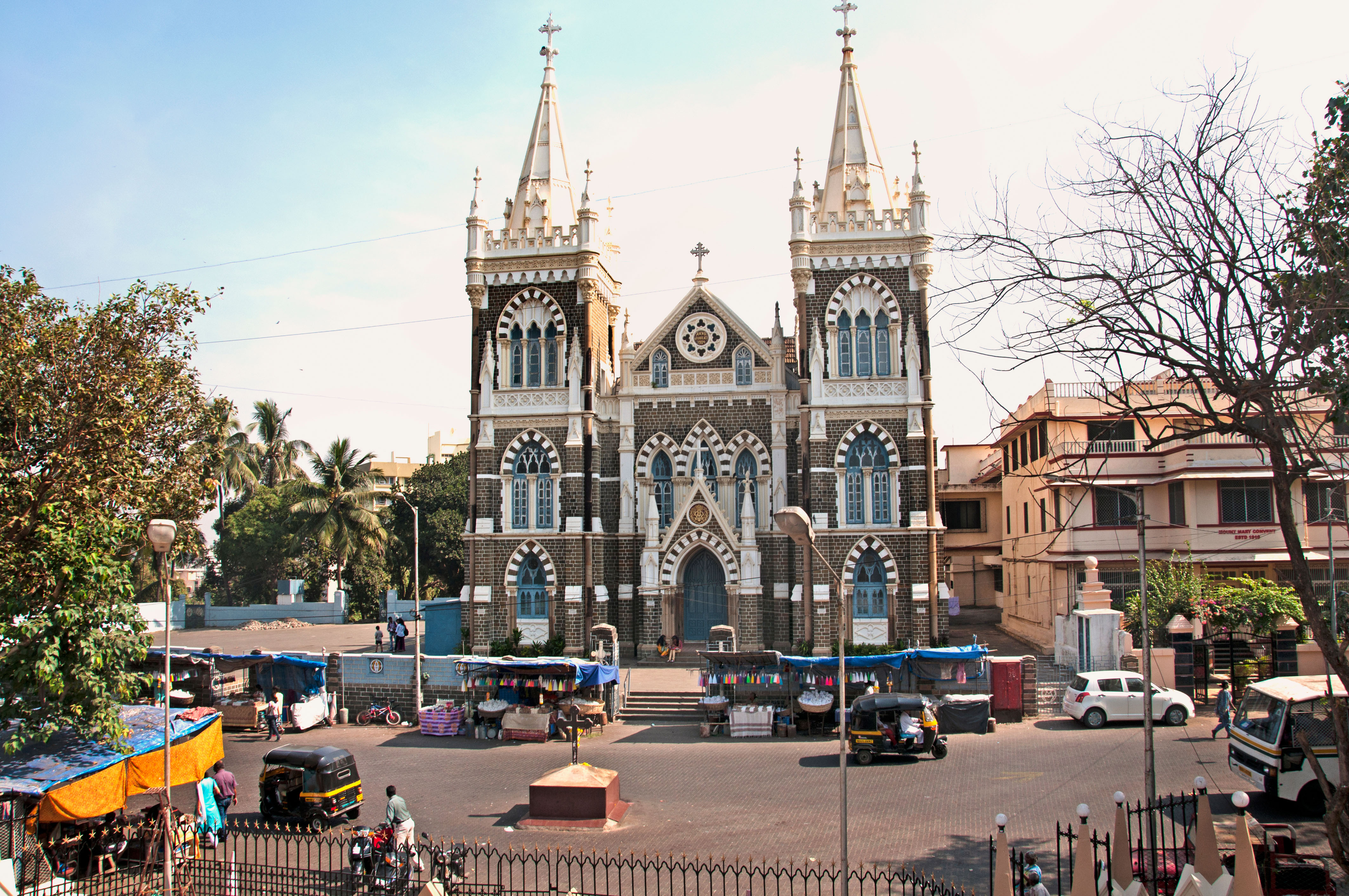 https://mdw-travel-data-us-east-1.s3.amazonaws.com/img/country/India/Mount-Mary-Church/img_03.jpg