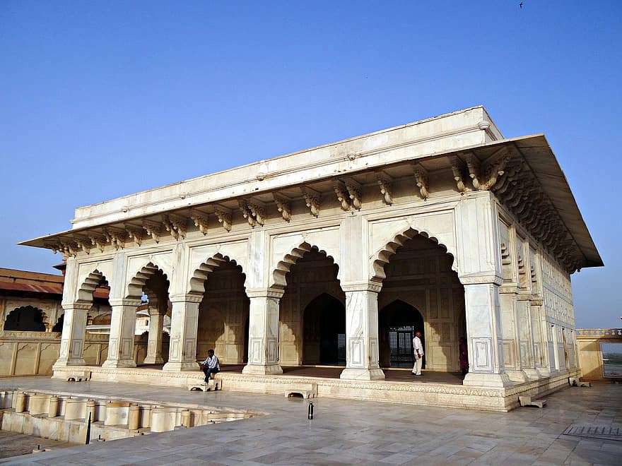 https://mdw-travel-data-us-east-1.s3.amazonaws.com/img/country/India/Musamman-Burj/img_01.jpg
