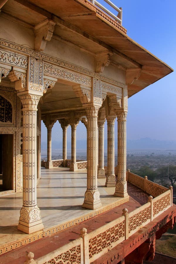 https://mdw-travel-data-us-east-1.s3.amazonaws.com/img/country/India/Musamman-Burj/img_03.jpg