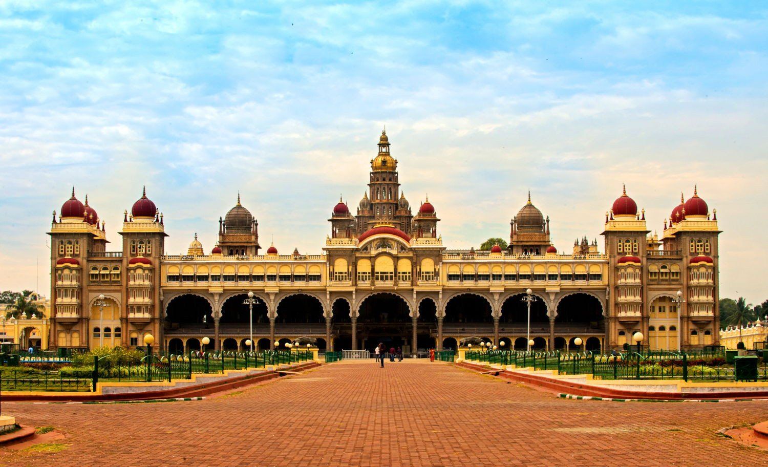 https://mdw-travel-data-us-east-1.s3.amazonaws.com/img/country/India/Mysore-City-Walks/img_02.jpg