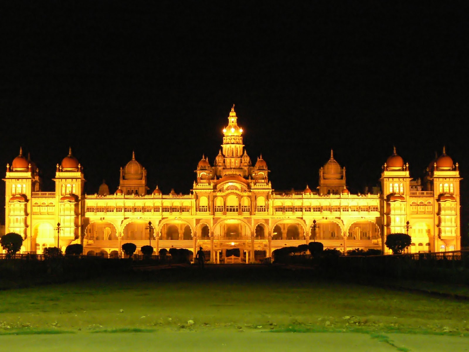 https://mdw-travel-data-us-east-1.s3.amazonaws.com/img/country/India/Mysore-Maharajahs-Palace-Ambavilas/img_00.jpg