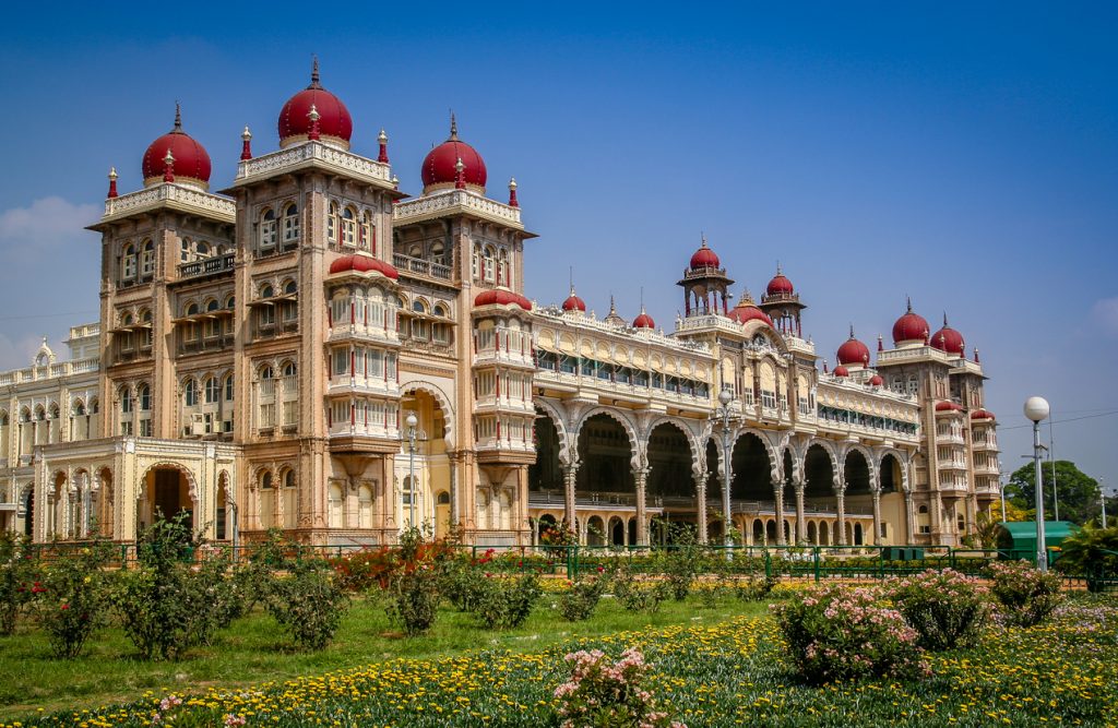 https://mdw-travel-data-us-east-1.s3.amazonaws.com/img/country/India/Mysore-Maharajahs-Palace-Ambavilas/img_01.jpg