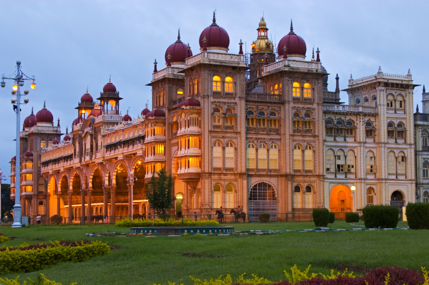 https://mdw-travel-data-us-east-1.s3.amazonaws.com/img/country/India/Mysore-Maharajahs-Palace-Ambavilas/img_03.jpg