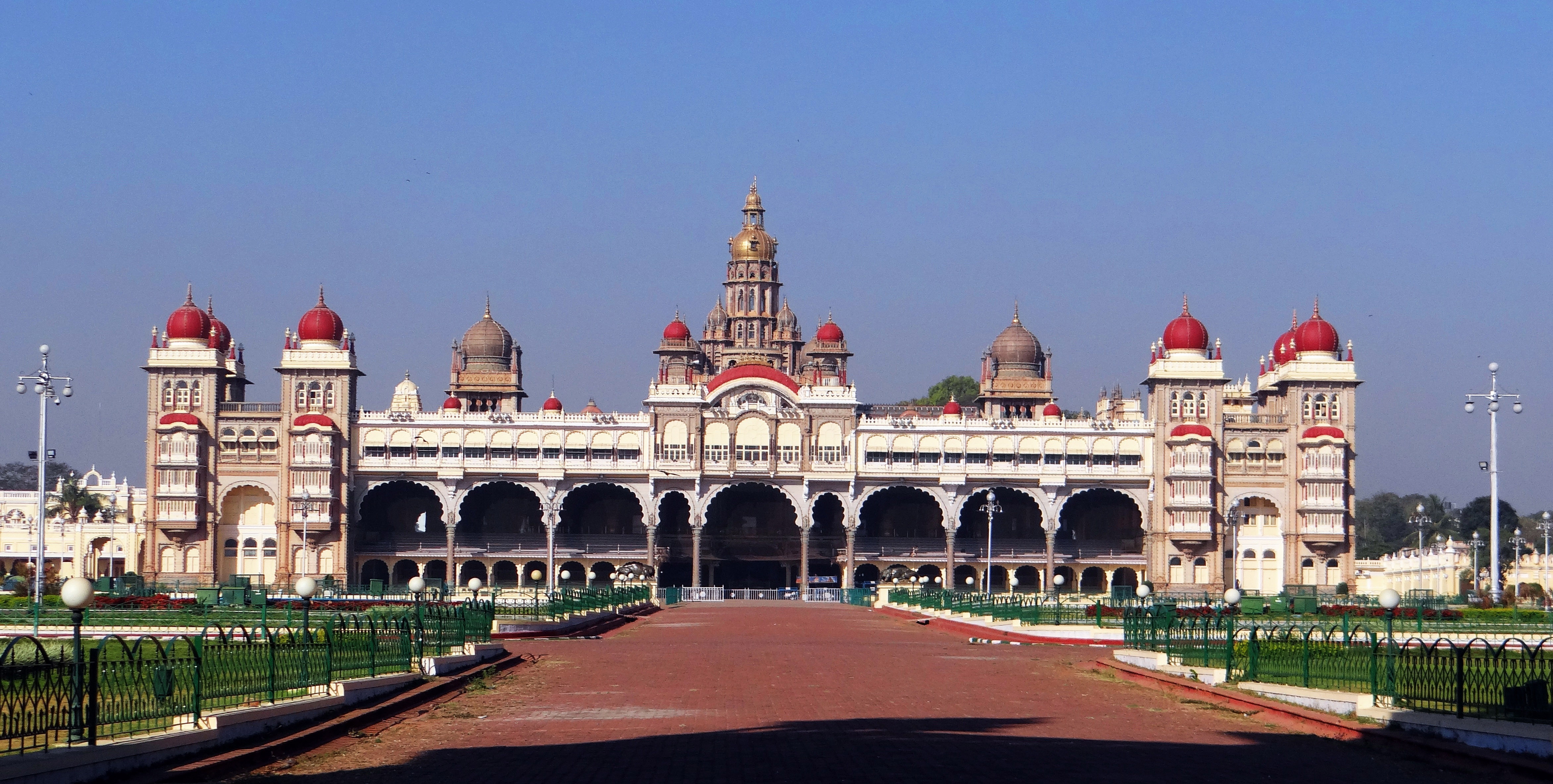 https://mdw-travel-data-us-east-1.s3.amazonaws.com/img/country/India/Mysore-Palace/img_01.jpg