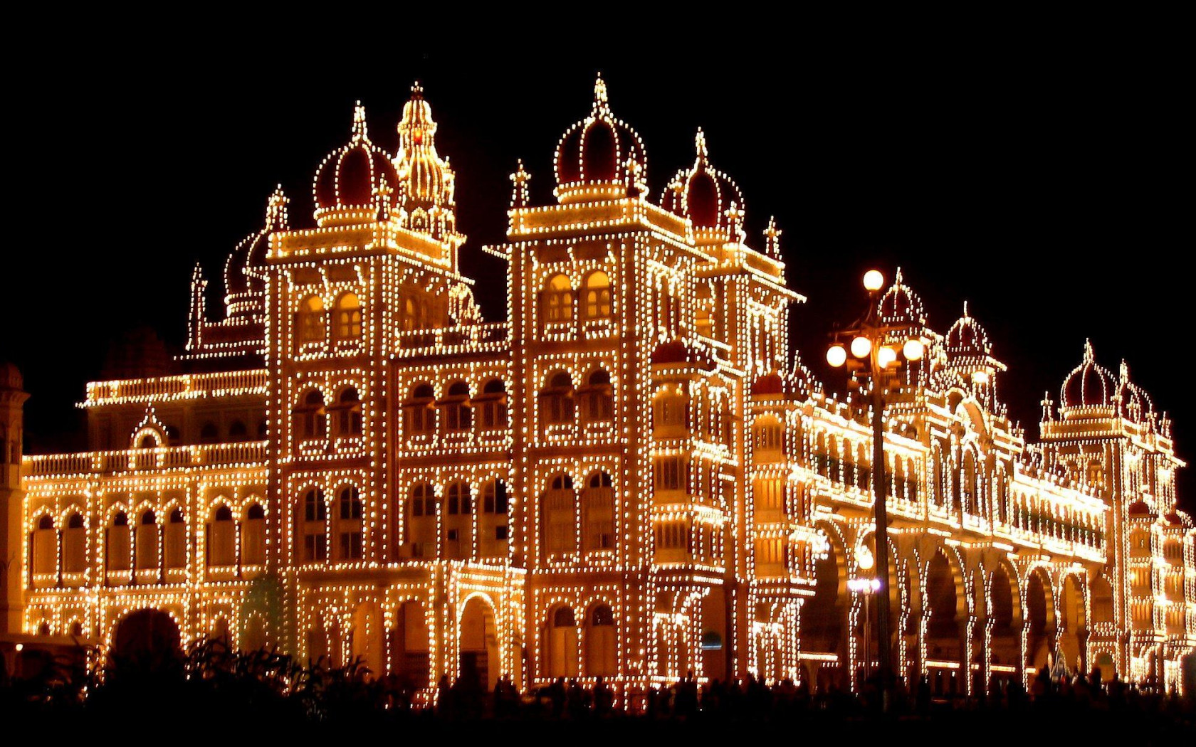 https://mdw-travel-data-us-east-1.s3.amazonaws.com/img/country/India/Mysore-Palace/img_02.jpg
