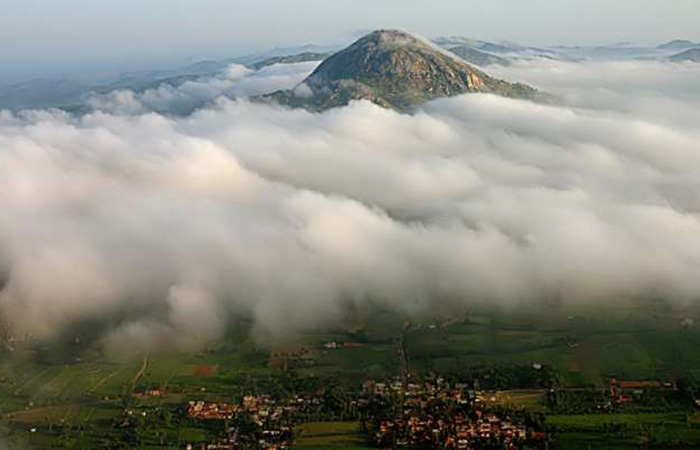 https://mdw-travel-data-us-east-1.s3.amazonaws.com/img/country/India/Nandi-Hills/img_02.jpg