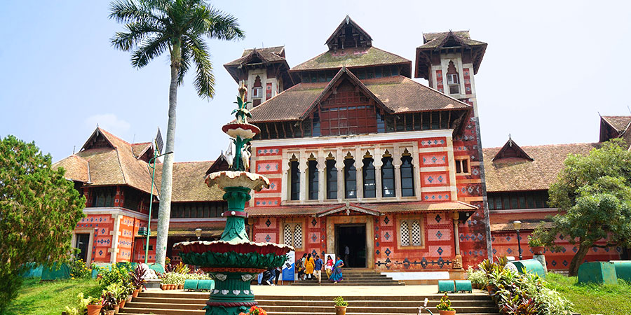 https://mdw-travel-data-us-east-1.s3.amazonaws.com/img/country/India/Napier-Museum/img_01.jpg