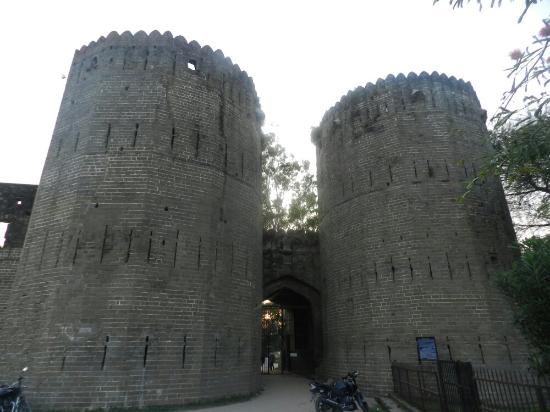 https://mdw-travel-data-us-east-1.s3.amazonaws.com/img/country/India/Nurpur-Fort/img_02.jpg
