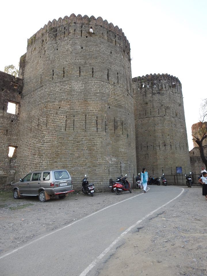 https://mdw-travel-data-us-east-1.s3.amazonaws.com/img/country/India/Nurpur-Fort/img_03.jpg