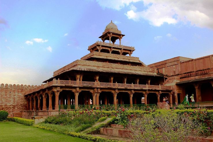 https://mdw-travel-data-us-east-1.s3.amazonaws.com/img/country/India/Panch-Mahal/img_00.jpg