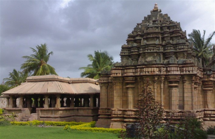https://mdw-travel-data-us-east-1.s3.amazonaws.com/img/country/India/Panchalingeshwar-Temple/img_00.jpg
