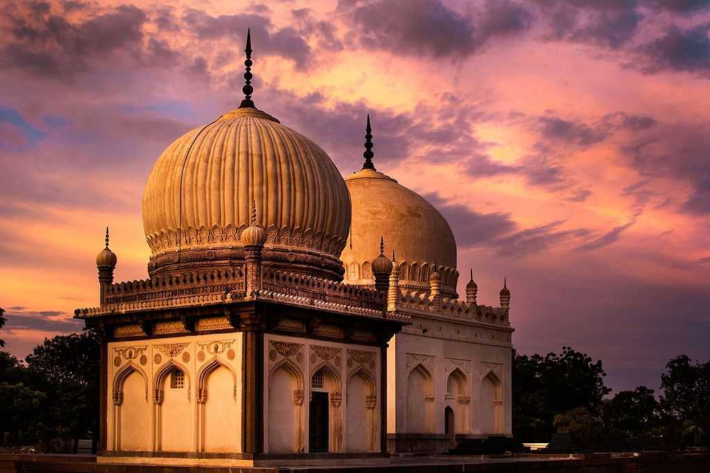 https://mdw-travel-data-us-east-1.s3.amazonaws.com/img/country/India/Qutb-Shahi-Tombs/img_02.jpg