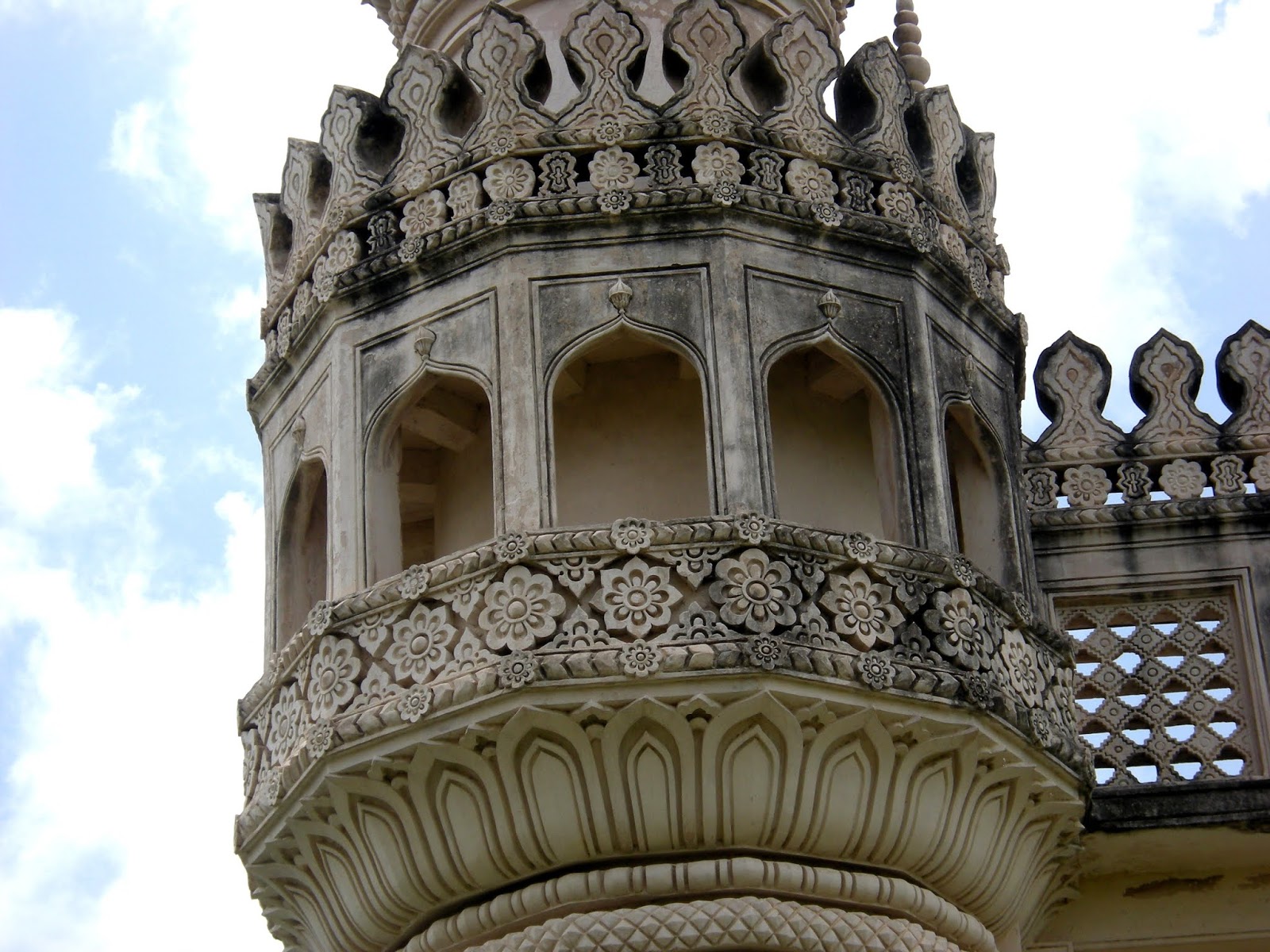https://mdw-travel-data-us-east-1.s3.amazonaws.com/img/country/India/Qutb-Shahi-Tombs/img_03.jpg