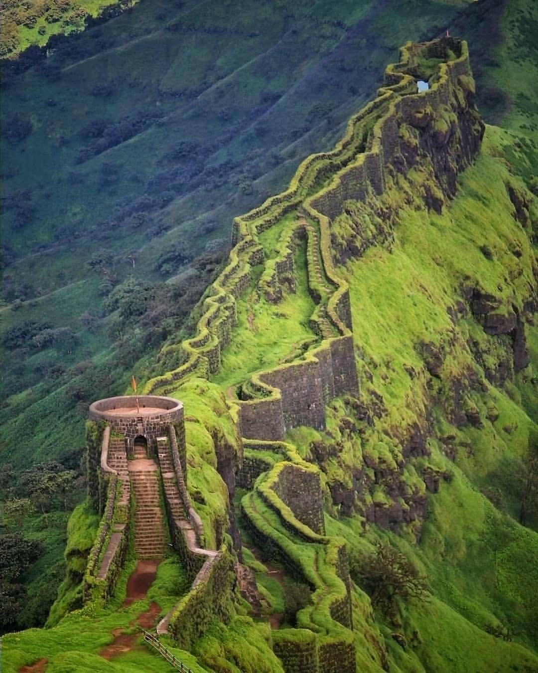 https://mdw-travel-data-us-east-1.s3.amazonaws.com/img/country/India/Raigad-Fort/img_00.jpg