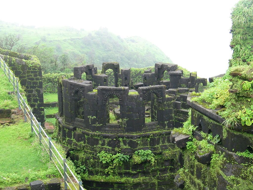 https://mdw-travel-data-us-east-1.s3.amazonaws.com/img/country/India/Raigad-Fort/img_01.jpg