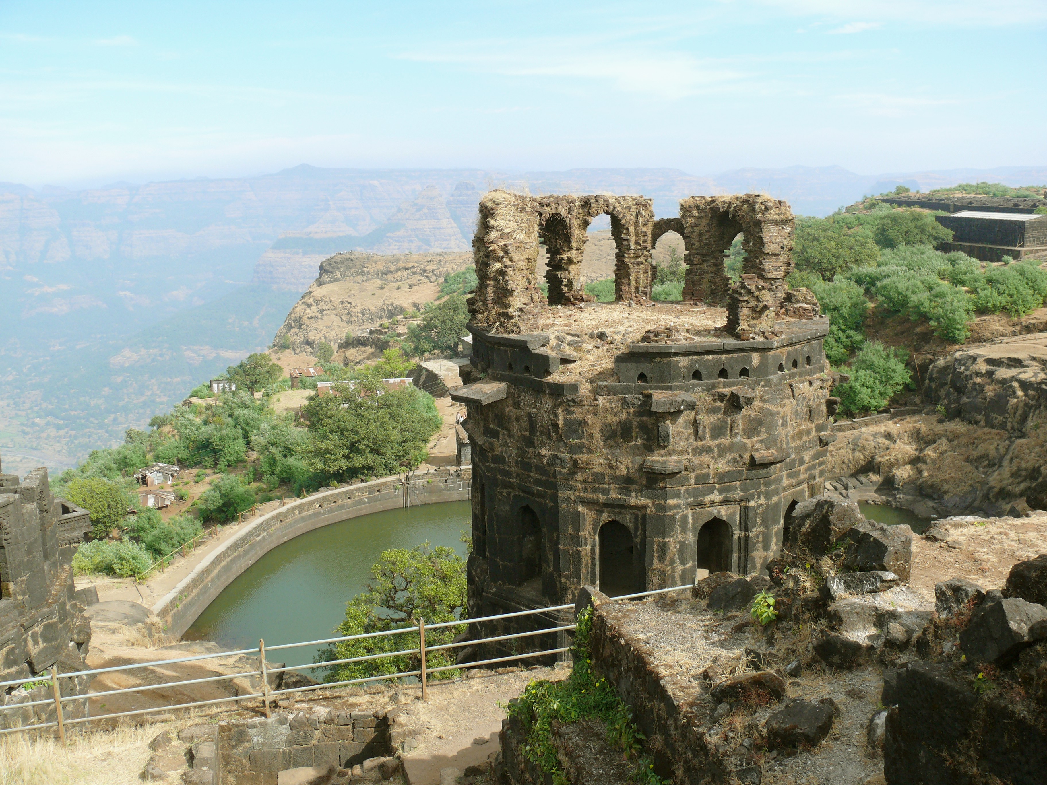 https://mdw-travel-data-us-east-1.s3.amazonaws.com/img/country/India/Raigad-Fort/img_03.jpg