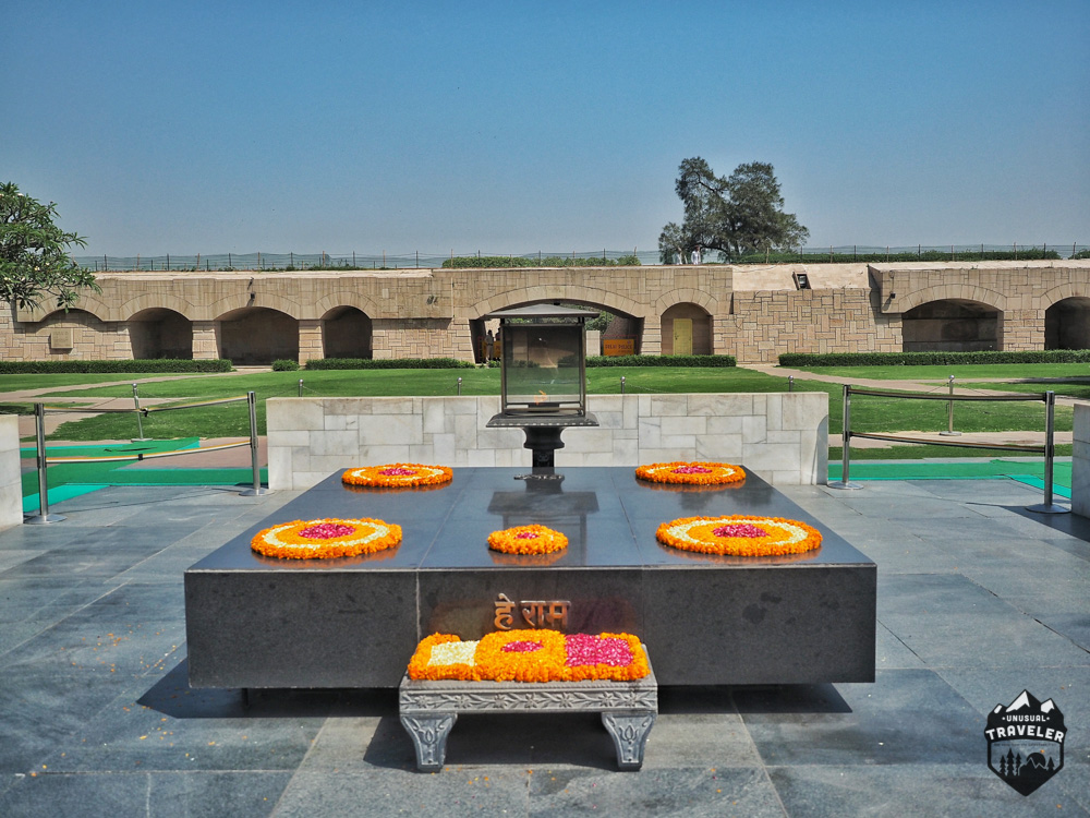 https://mdw-travel-data-us-east-1.s3.amazonaws.com/img/country/India/Raj-Ghat/img_02.jpg