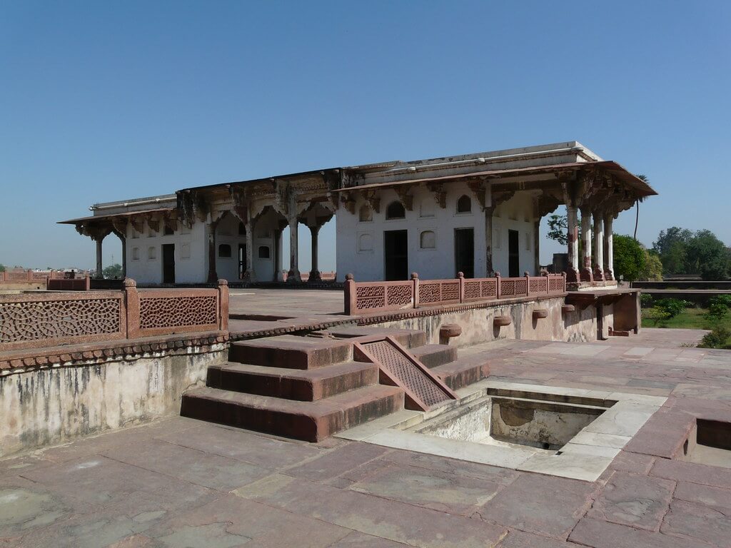 https://mdw-travel-data-us-east-1.s3.amazonaws.com/img/country/India/Ram-Bagh/img_03.jpg