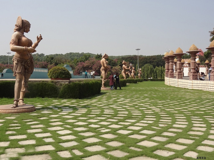https://mdw-travel-data-us-east-1.s3.amazonaws.com/img/country/India/Ramoji-Film-City/img_01.jpg