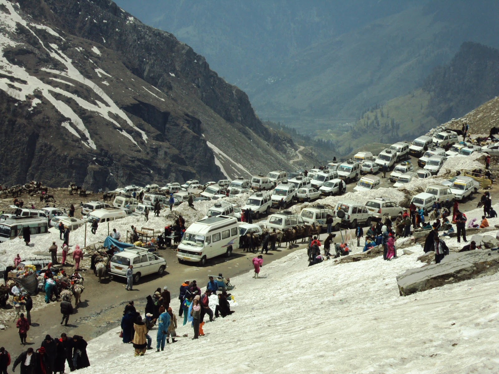 https://mdw-travel-data-us-east-1.s3.amazonaws.com/img/country/India/Rohtang-Pass/img_01.jpg