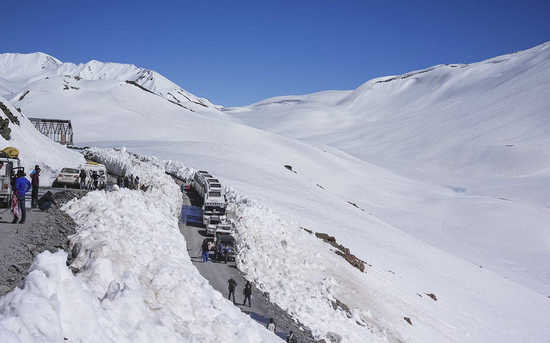 https://mdw-travel-data-us-east-1.s3.amazonaws.com/img/country/India/Rohtang-Pass/img_03.jpg