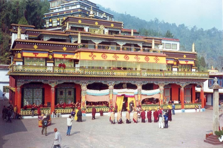 https://mdw-travel-data-us-east-1.s3.amazonaws.com/img/country/India/Rumtek-Monastery/img_02.jpg