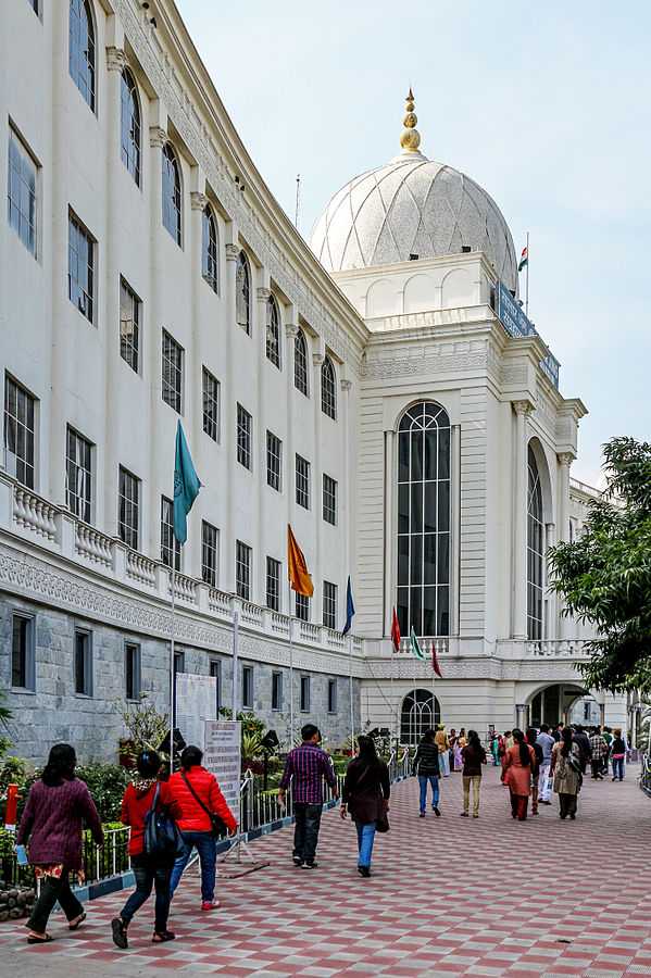 https://mdw-travel-data-us-east-1.s3.amazonaws.com/img/country/India/Salar-Jung-Museum/img_02.jpg