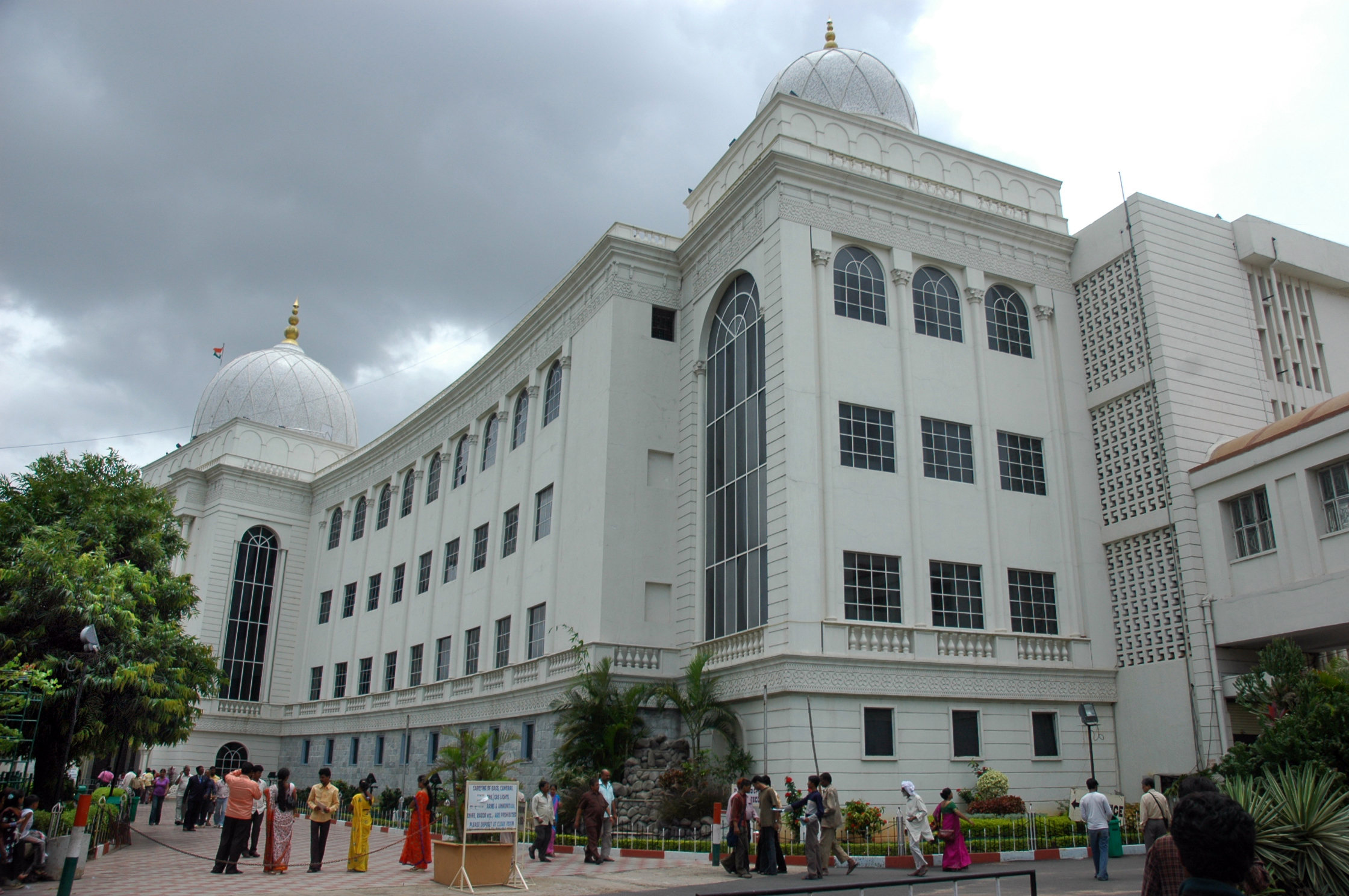 https://mdw-travel-data-us-east-1.s3.amazonaws.com/img/country/India/Salar-Jung-Museum/img_03.jpg
