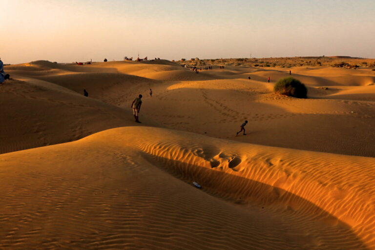 https://mdw-travel-data-us-east-1.s3.amazonaws.com/img/country/India/Sam-Sand-Dunes/img_02.jpg
