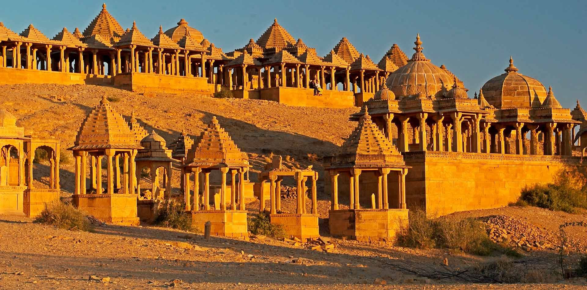https://mdw-travel-data-us-east-1.s3.amazonaws.com/img/country/India/Sam-Sand-Dunes/img_03.jpg