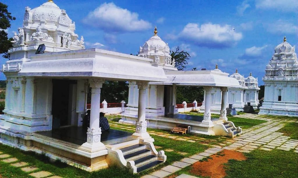 https://mdw-travel-data-us-east-1.s3.amazonaws.com/img/country/India/Sanghi-Temple/img_00.jpg