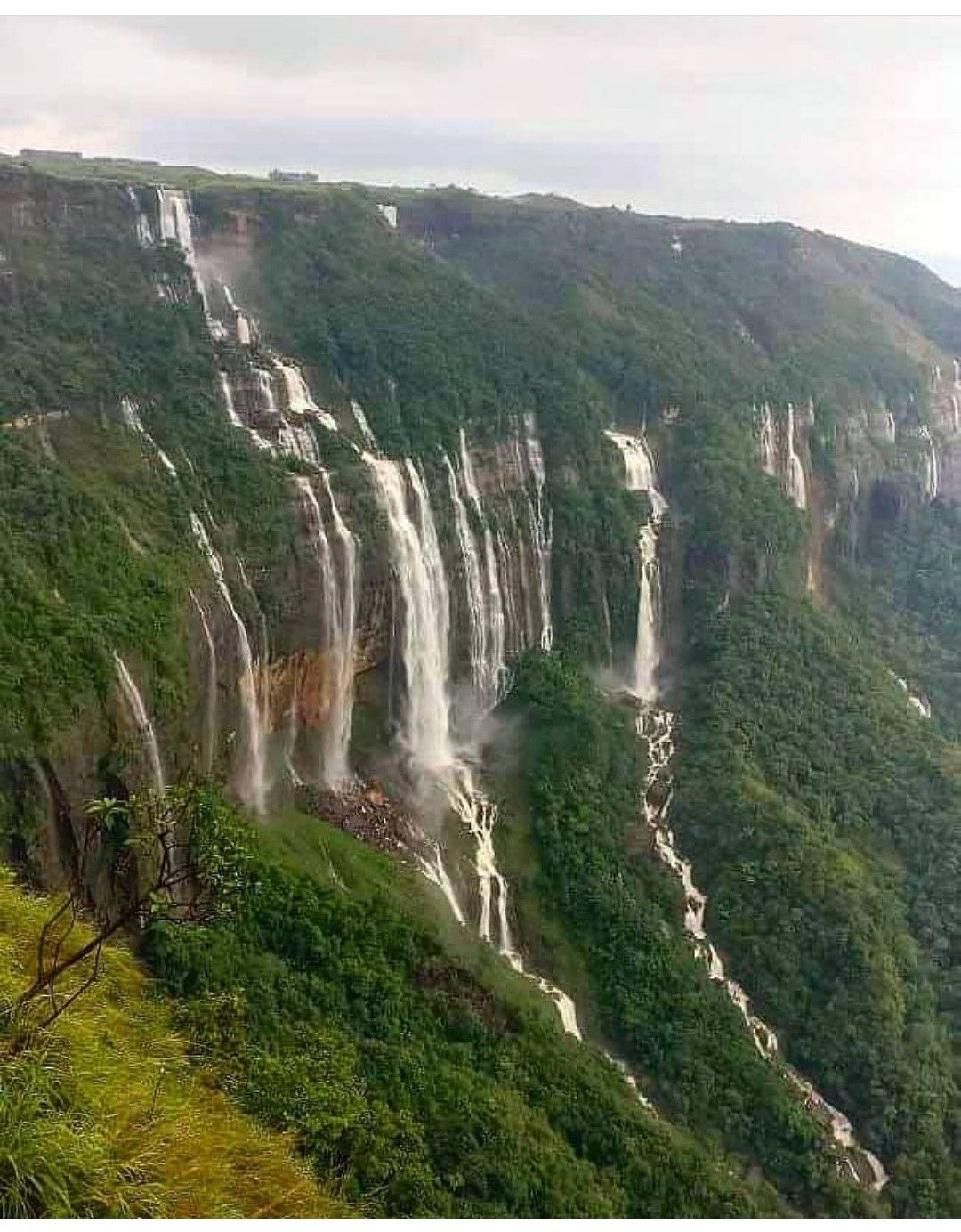 https://mdw-travel-data-us-east-1.s3.amazonaws.com/img/country/India/Seven-Sisters-Waterfalls/img_00.jpg