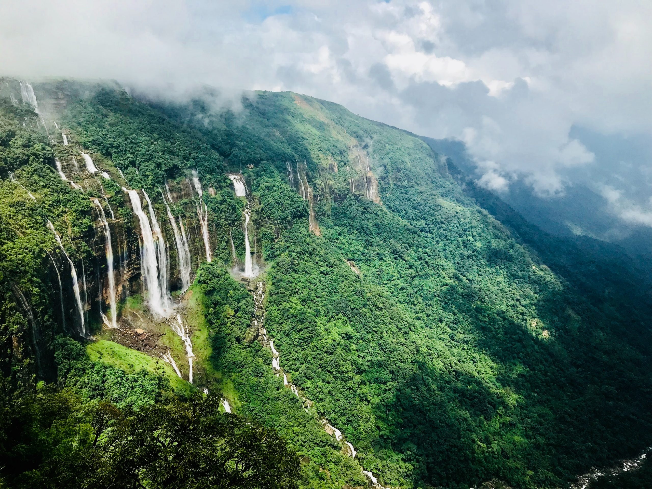 https://mdw-travel-data-us-east-1.s3.amazonaws.com/img/country/India/Seven-Sisters-Waterfalls/img_02.jpg