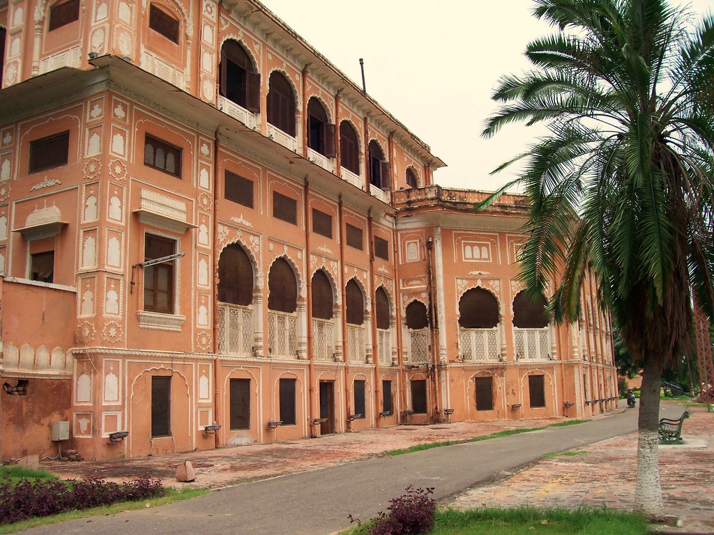 https://mdw-travel-data-us-east-1.s3.amazonaws.com/img/country/India/Sheesh-Mahal--Patiala-/img_03.jpg