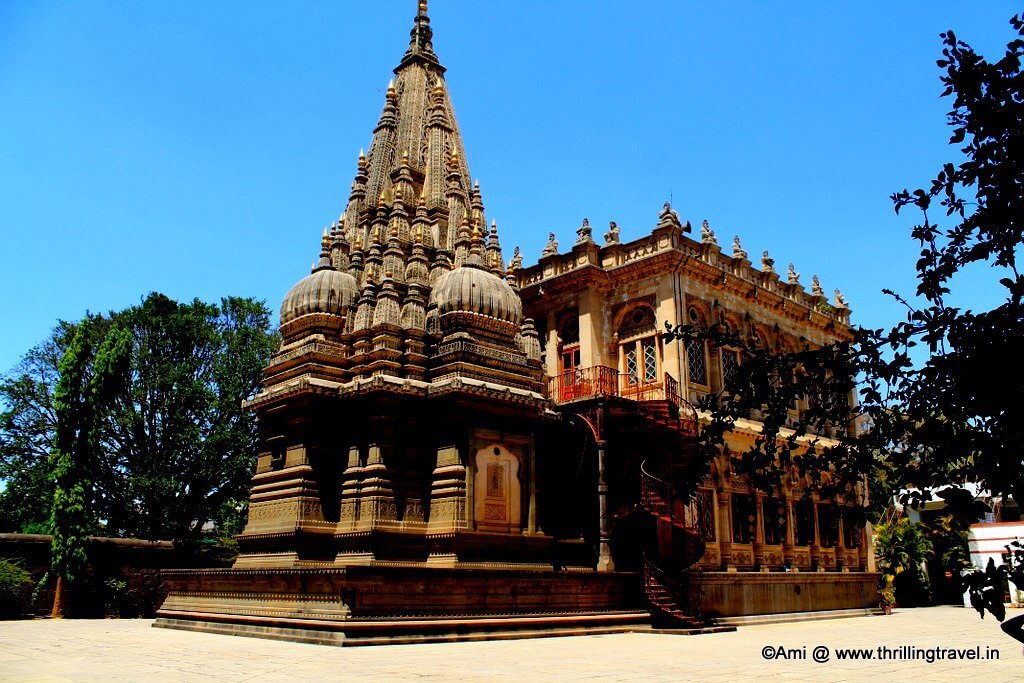 https://mdw-travel-data-us-east-1.s3.amazonaws.com/img/country/India/Shinde-Chhatri/img_03.jpg
