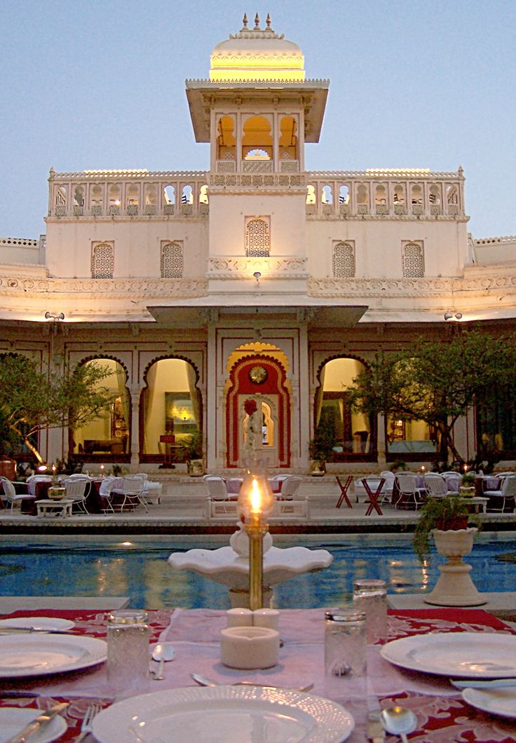 https://mdw-travel-data-us-east-1.s3.amazonaws.com/img/country/India/Shiva-Niwas-Palace/img_02.jpg