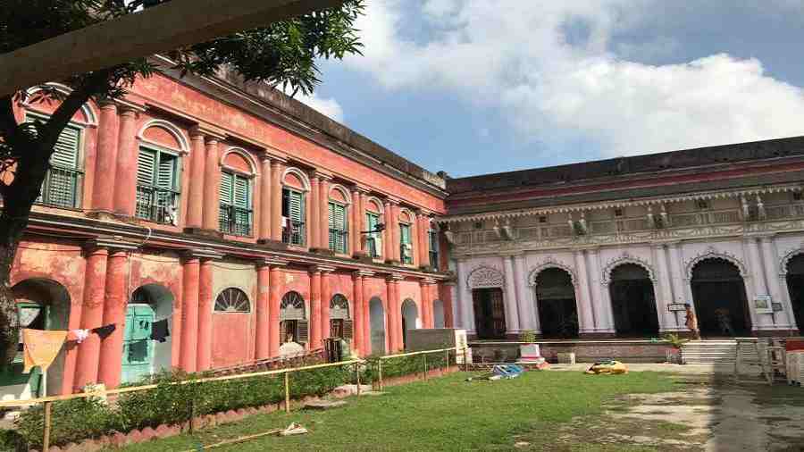 https://mdw-travel-data-us-east-1.s3.amazonaws.com/img/country/India/Shobhabazar-Rajbari/img_01.jpg