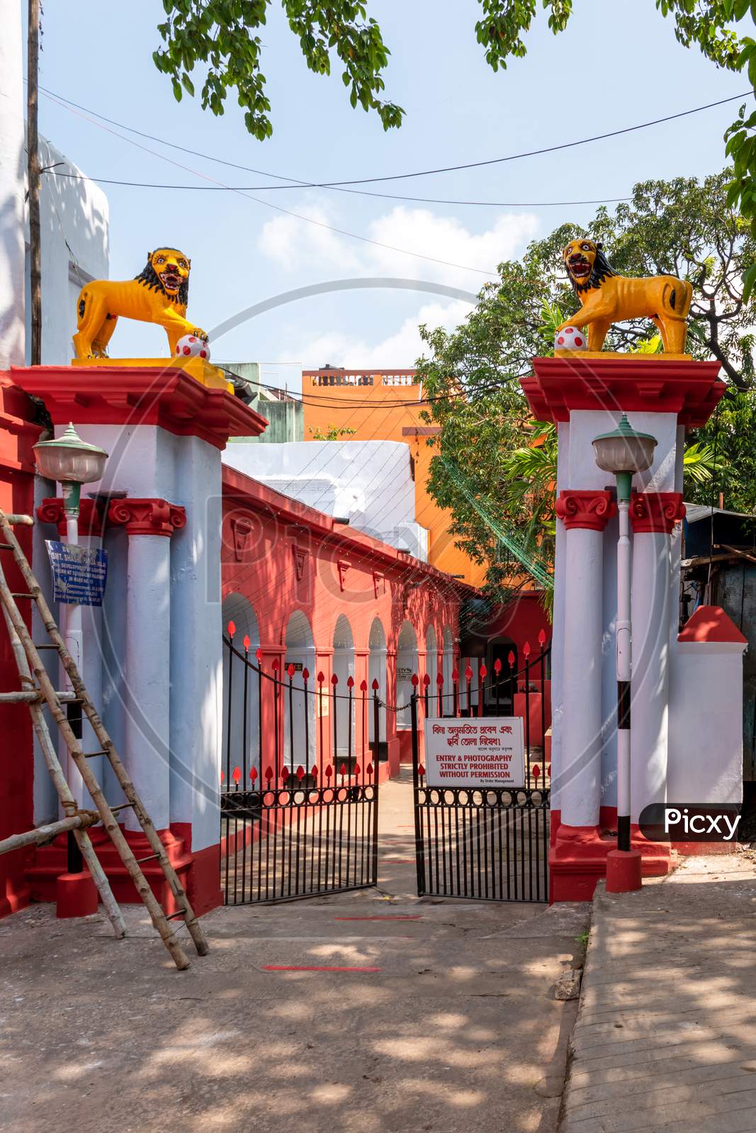 https://mdw-travel-data-us-east-1.s3.amazonaws.com/img/country/India/Shobhabazar-Rajbari/img_02.jpg
