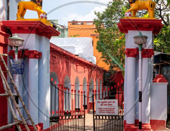 https://mdw-travel-data-us-east-1.s3.amazonaws.com/img/country/India/Shobhabazar-Rajbari/img_03.jpg