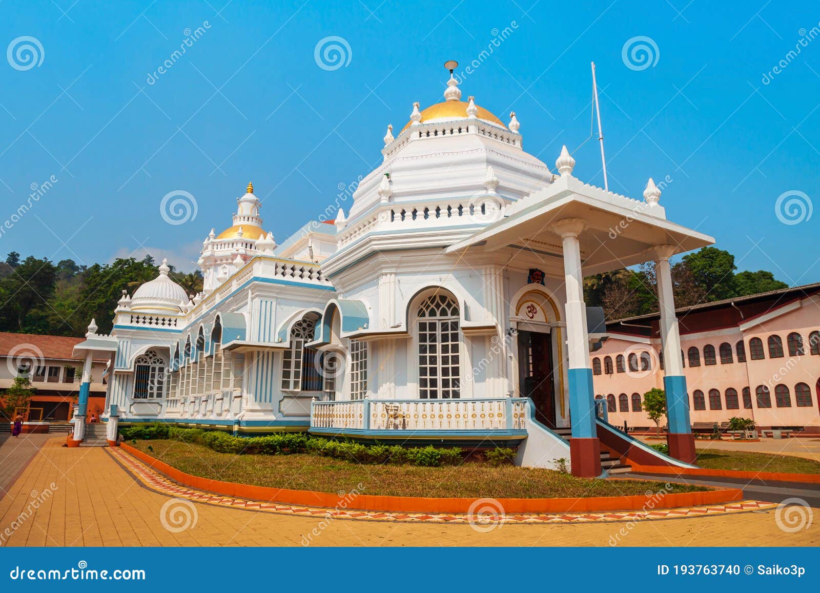 https://mdw-travel-data-us-east-1.s3.amazonaws.com/img/country/India/Shri-Mangeshi-Temple/img_03.jpg