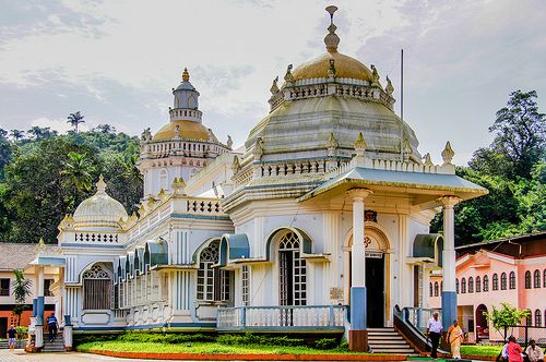 https://mdw-travel-data-us-east-1.s3.amazonaws.com/img/country/India/Shri-Mangeshi-Temple/img_05.jpg