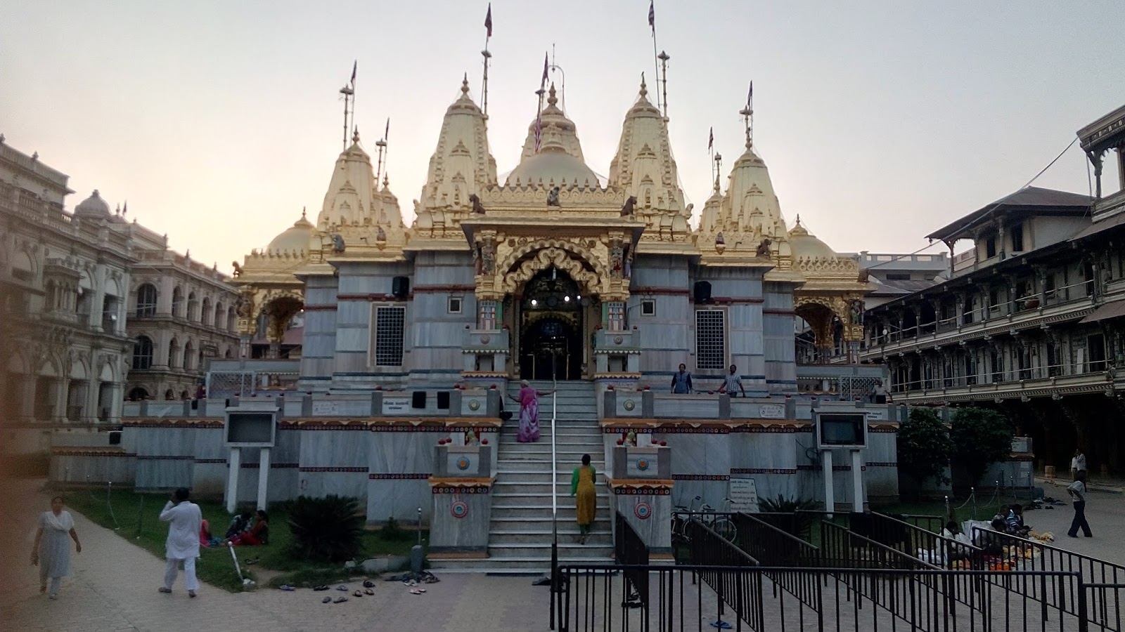 https://mdw-travel-data-us-east-1.s3.amazonaws.com/img/country/India/Shri-Swaminarayan-Mandir-Vadtal/img_03.jpg