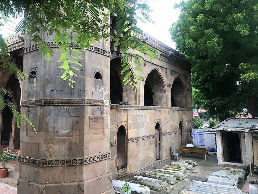 https://mdw-travel-data-us-east-1.s3.amazonaws.com/img/country/India/Sidi-Saiyyed-Mosque/img_02.jpg