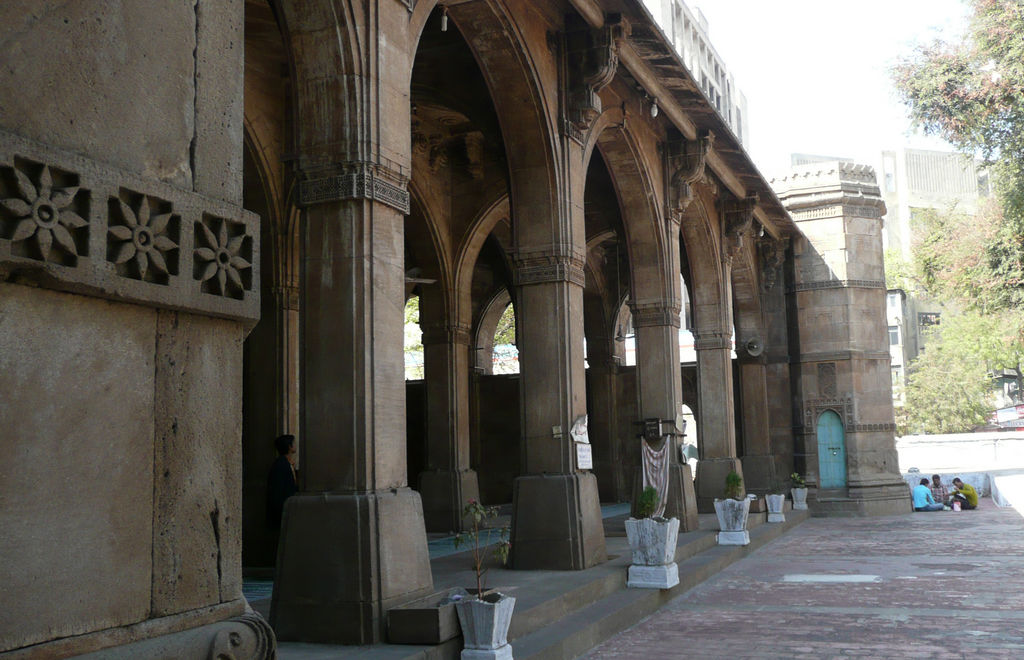 https://mdw-travel-data-us-east-1.s3.amazonaws.com/img/country/India/Sidi-Saiyyed-Mosque/img_03.jpg