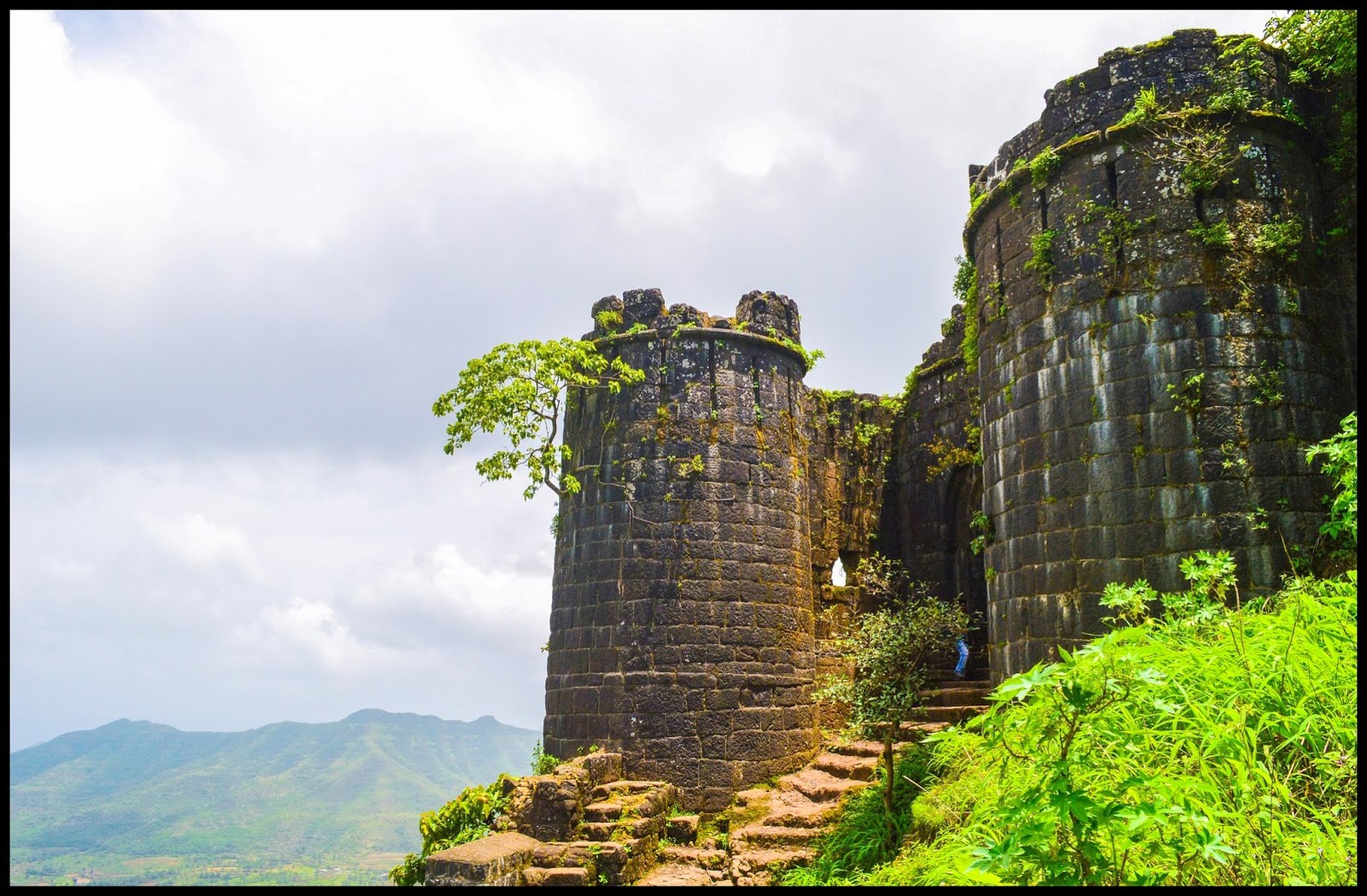 https://mdw-travel-data-us-east-1.s3.amazonaws.com/img/country/India/Sinhagad-Fort/img_01.jpg