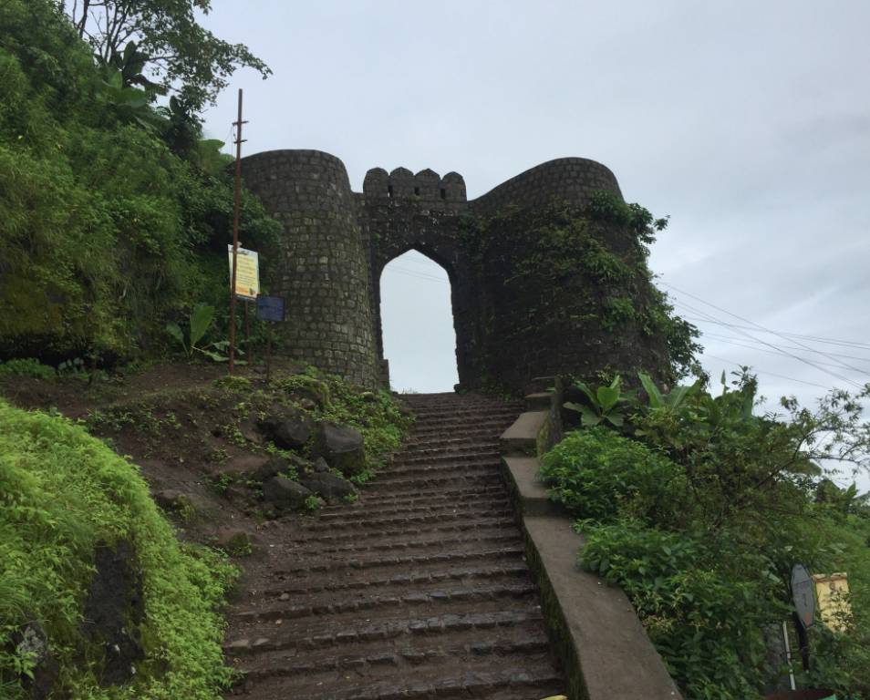 https://mdw-travel-data-us-east-1.s3.amazonaws.com/img/country/India/Sinhagad-Fort/img_02.jpg