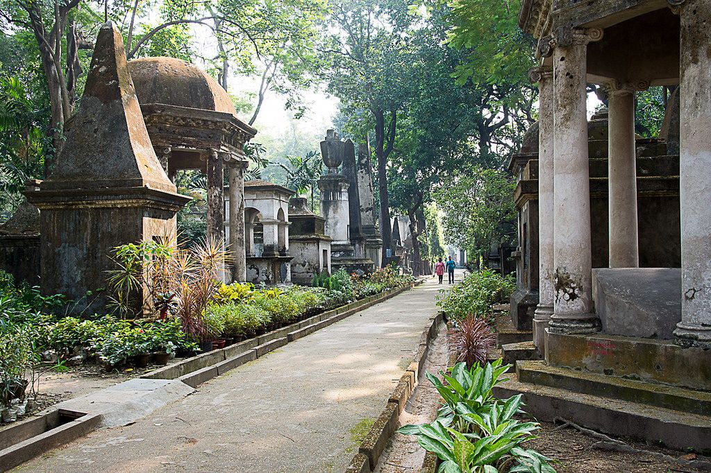 https://mdw-travel-data-us-east-1.s3.amazonaws.com/img/country/India/South-Park-Street-Cemetery/img_02.jpg