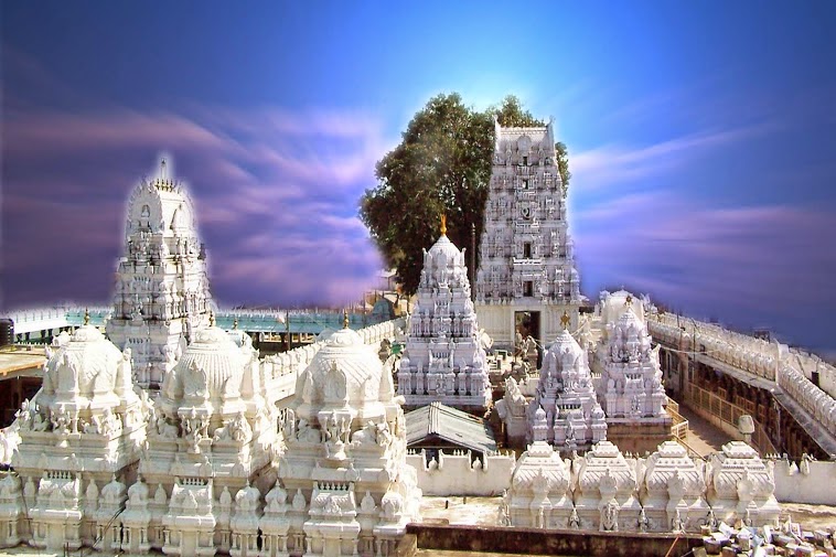 https://mdw-travel-data-us-east-1.s3.amazonaws.com/img/country/India/Sri-Raja-Rajeshwara-Swamy-Temple/img_02.jpg