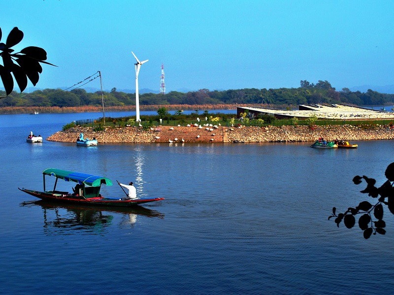 https://mdw-travel-data-us-east-1.s3.amazonaws.com/img/country/India/Sukhna-Lake/img_01.jpg